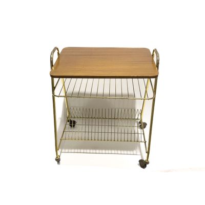 une image représentant un petit chariot de service avec un plateau en bois