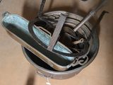 un seau en métal contenant une paire de ciseaux