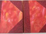 deux œuvres d'art rouges et orange sur un fond blanc