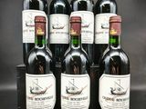 six bouteilles de vin sont alignées sur une table