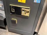 un coffre-fort en métal muni d'une serrure à clé sur la porte