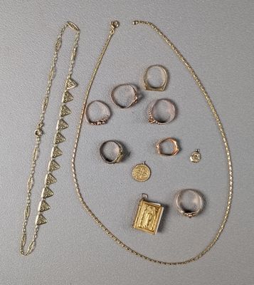 beaucoup de bijoux posés sur la table