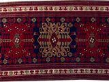 un tapis rouge et bleu sur fond blanc
