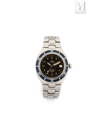 un gros plan d'une montre sur une surface blanche avec un fond blanc