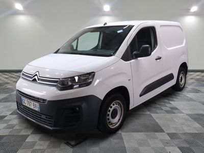 la camionnette blanche est garée sur le sol en damier d'une pièce
