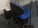 un bureau avec une chaise et un ordinateur portable dessus