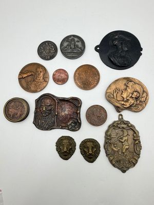 une collection de pièces en bronze et d'autres objets en métal