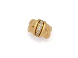 une bague en or jaune avec des diamants sur fond blanc