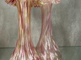 deux vases en verre exposés dans une vitrine