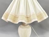 une image d'une lampe de table avec un abat-jour blanc