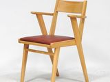 une chaise en bois avec une assise rouge sur fond blanc