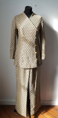 une image d'un costume de mannequin sur un mannequin mannequin mannequin mannequin mannequin mannequin mannequin mannequin mann