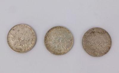 trois types de pièces différents sont présentés sur une surface blanche