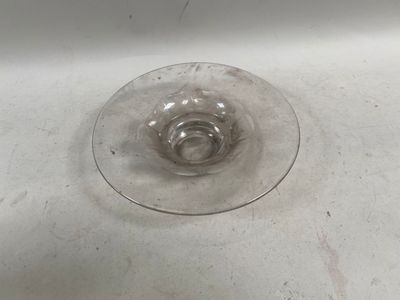 un verre de vin posé sur un plan de travail blanc
