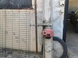 une borne d'incendie située devant un immeuble auquel elle est fixée