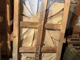 une pile de caisses en bois dans une pièce aux murs de briques