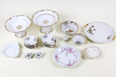 Ensemble en porcelaine comprenant notamment, deux présentoir…
