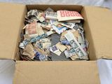 une boîte en carton remplie de vieux timbres et de timbres