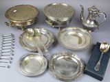 beaucoup d'objets en argent qui se trouvent sur la table