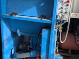 une machine bleue qui se trouve dans un garage
