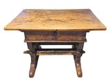 une petite table en bois avec un tiroir