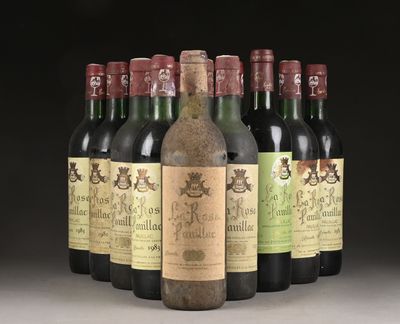 six bouteilles de vin sont alignées sur une table