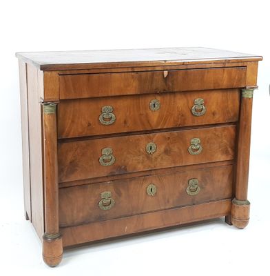 une commode en bois avec un plateau en marbre