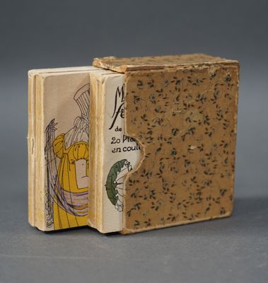 un petit livre sur lequel figure l'image d'une femme