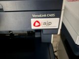 une imprimante posée sur un bureau à côté d'une autre imprimante