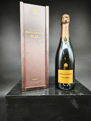 la bouteille de champagne est à côté de la boîte sur la table