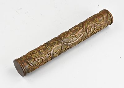 un vieux manche en bois orné d'un motif sur un fond blanc