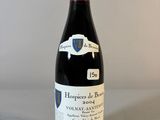 une bouteille de vin posée sur une table