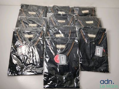 six paires de t-shirts noirs pour homme posées sur une table