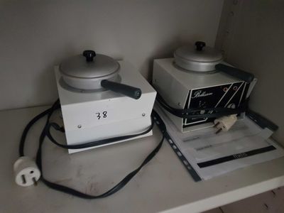 deux casseroles posées sur un plan de travail
