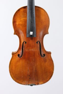 un vieux violon avec un archet sur fond blanc