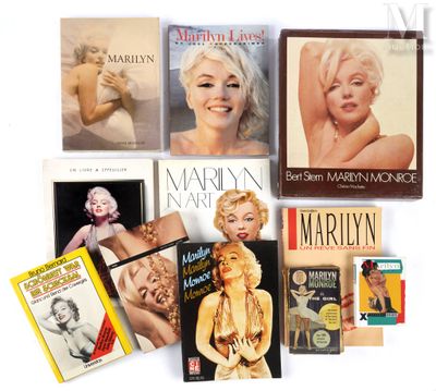de nombreux livres sur Marilyn Monroe disposés sur une surface blanche
