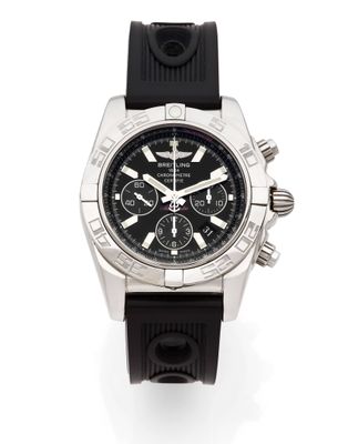 un gros plan d'une montre sur une surface blanche avec un fond blanc