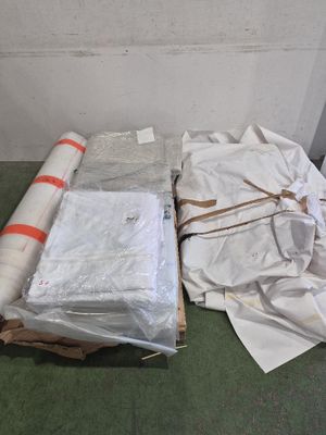 de nombreux rouleaux de tissu posés les uns à côté des autres sur le sol