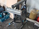 une machine posée sur une table dans un garage