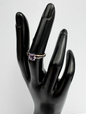 une main noire sur laquelle se trouve une bague