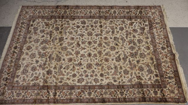 Tapis fait main en laine. A nettoyer. 184 x 121 cm
