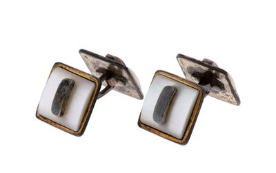 paire de boutons de manchette blancs et dorés, de forme carrée
