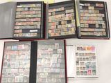 beaucoup de timbres dans une chemise sur la table