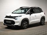 la petite voiture blanche est garée dans une grande pièce