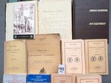 une image montrant une pile de vieux livres posés sur une table