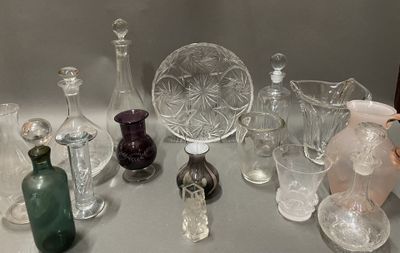 beaucoup d'objets en verre qui se trouvent sur la table