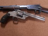 deux armes à feu posées sur une surface marron