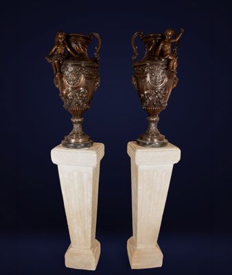 paire de vases anciens en bronze sur socles en marbre