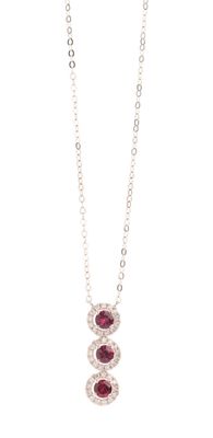 gros plan d'un collier sur fond blanc