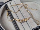 un bracelet en or et en argent dans un écrin noir